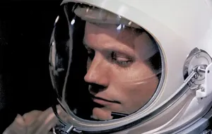 Bir Saç Kesimi Nasıl Krize Dönüştü: Neil Armstrong’un Yaşadığı Sıra Dışı Olay