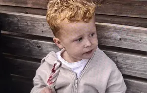 Buscan a contrarreloj en Inglaterra a Noah, un niño de tres años con autismo y sordera parcial que está desaparecido