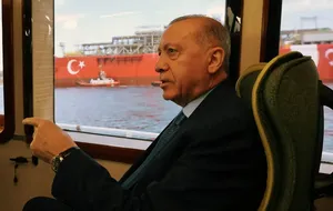 Cumhurbaşkanı Erdoğan, Türkiye'nin ilk yüzer gaz üretim platformunu Karadeniz'e uğurladı