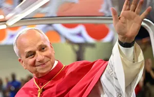 Le Pape Léon XIV Achève à Metz Sa Visite en France, Emmanuel Macron Présent à la Messe