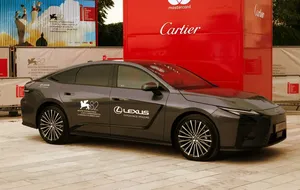 Lexus'un yeni ES sedan modeli 82. Venedik Uluslararası Film Festivali'nde öne çıktı