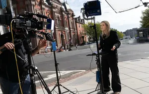 Los Tres Medios de Comunicación Vetados por Trump en la Casa Blanca, CNN, MS NOW y Politico, Presentan una Demanda Contra Él