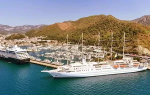 Marmaris'e iki kruvaziyer 930 yolcu getirdi