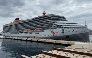 "Scarlet Lady" Bodrum’a demirledı: 2 bin 560 turist geldi
