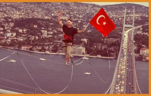 İstanbul Boğazı’nda Adrenalin Dolu Anlar: Red Bull Sporcusu Halatla Kıtalar Arasında Geçiş Yaptı