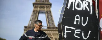 Au Pied de la Tour Eiffel, les Pompiers Mobilisés pour Clamer Leur "Colère"