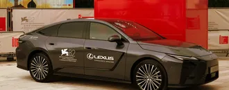 Lexus'un yeni ES sedan modeli 82. Venedik Uluslararası Film Festivali'nde öne çıktı