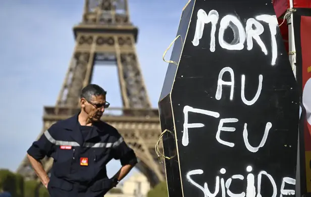 Au Pied de la Tour Eiffel, les Pompiers Mobilisés pour Clamer Leur "Colère"
