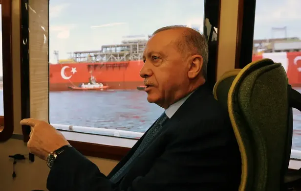 Cumhurbaşkanı Erdoğan, Türkiye'nin ilk yüzer gaz üretim platformunu Karadeniz'e uğurladı