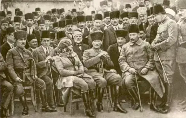 Mustafa Kemal Atatürk: Türkiye'nin Kurucu Lideri Mustafa Kemal Atatürk: Türkiye'nin Kurucu Lideri