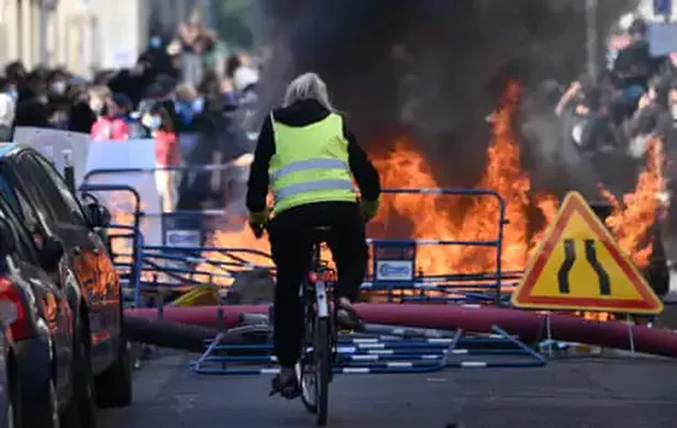 On the Barricades with Wheelie Bins and Shopping Trolleys: Paris Students Rage at Politicians and Police