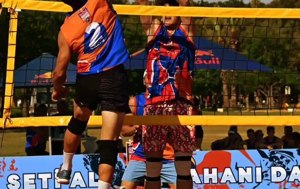 Red Bull Back Line Sokak Voleybolu Turnuvası'nın ilk ayağı Antalya'da yapıldı Red Bull Back Line Sokak Voleybolu Turnuvası'nın ilk ayağı Antalya'da yapıldı