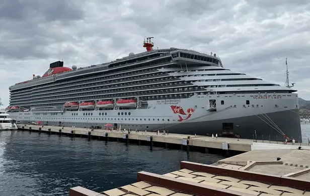 "Scarlet Lady" Bodrum’a demirledı: 2 bin 560 turist geldi