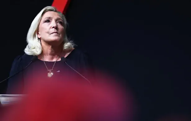 UN "Costard en Kevlar" pour Mediapart ? La Classe Politique Française Déplore "la Violence du RN"