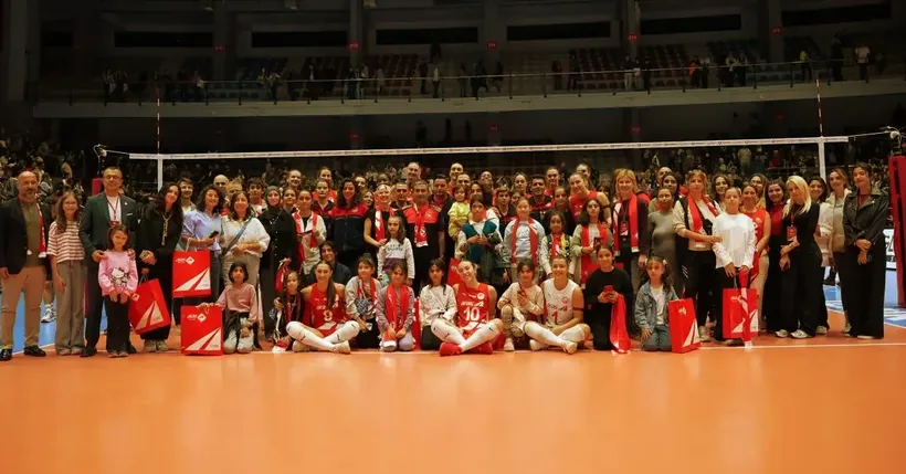 Aras Spor Kulübü sezona itfaiye ve kız çocuklarıyla el ele başladı Aras Spor Kulübü sezona itfaiye ve kız çocuklarıyla el ele başladı