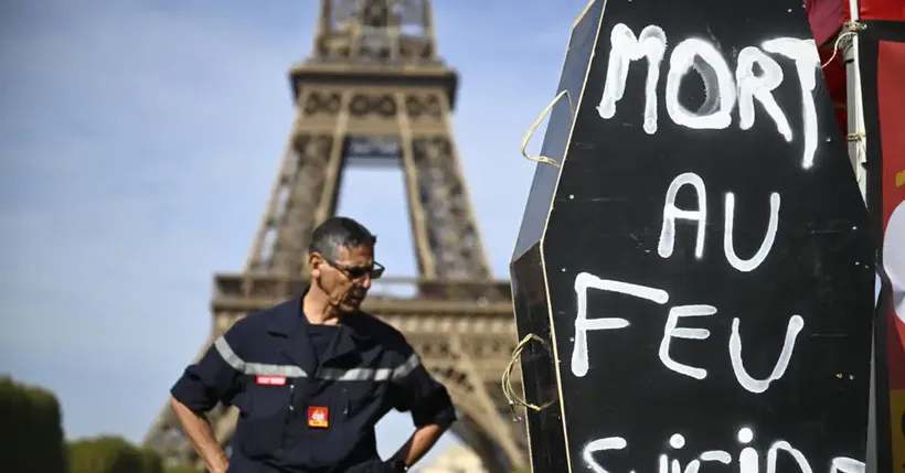 Au Pied de la Tour Eiffel, les Pompiers Mobilisés pour Clamer Leur "Colère"