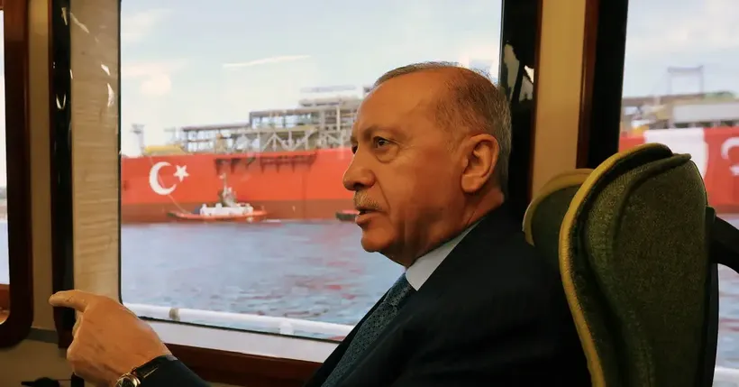 Cumhurbaşkanı Erdoğan, Türkiye'nin ilk yüzer gaz üretim platformunu Karadeniz'e uğurladı