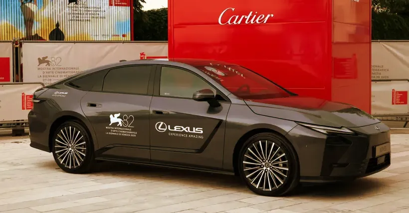 Lexus'un yeni ES sedan modeli 82. Venedik Uluslararası Film Festivali'nde öne çıktı Lexus'un yeni ES sedan modeli 82. Venedik Uluslararası Film Festivali'nde öne çıktı