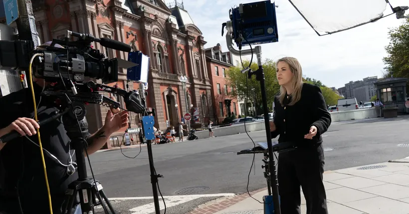 Los Tres Medios de Comunicación Vetados por Trump en la Casa Blanca, CNN, MS NOW y Politico, Presentan una Demanda Contra Él