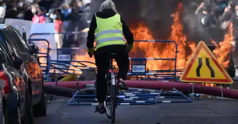 On the Barricades with Wheelie Bins and Shopping Trolleys: Paris Students Rage at Politicians and Police