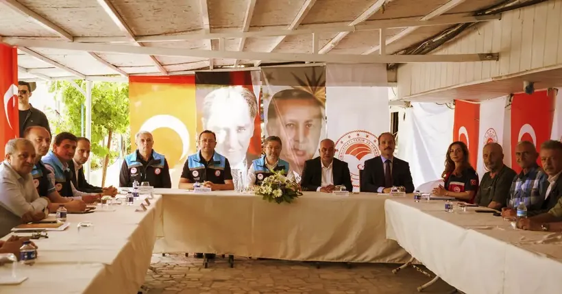 Tarım ve Orman Bakanı Yumaklı, Samatya Balıkçı Barınağı'nda reislerle buluştu: