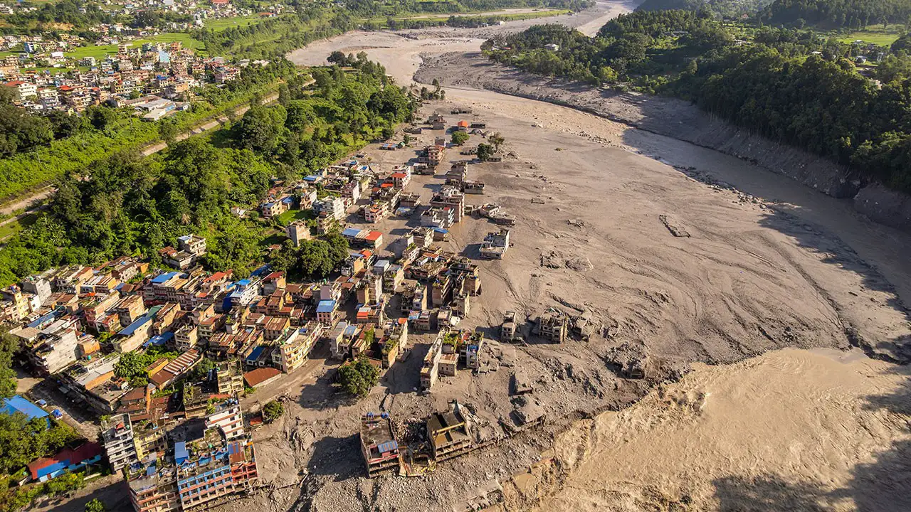 Nepal'de Büyük Felaket: 1355 Ölü, Yaklaşık 5 Bin Kişi Kayıp